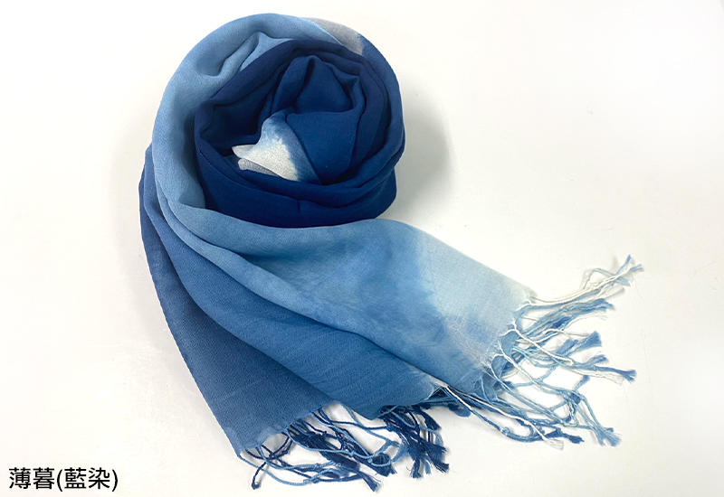 天染工坊 山鄉組曲— 天然藍靛多層次疊染棉圍巾-薄暮(藍染) 